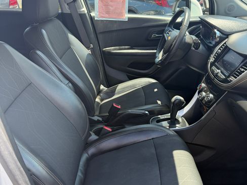 Used 2022 Chevrolet Trax FWD LT w/ 1LT image 17