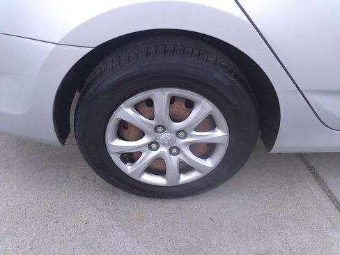 Used 2012 Hyundai Accent GLS image 29