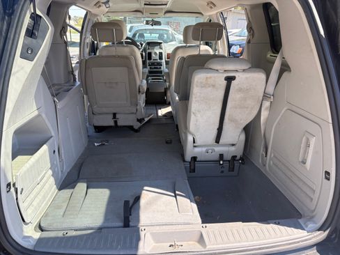 Used 2009 Chrysler Town & Country Touring image 13