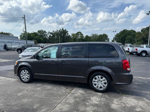 Used 2020 Dodge Grand Caravan SE image 3