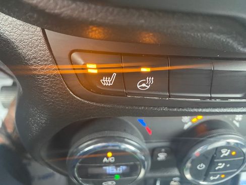 Used 2017 Jeep Renegade 4WD Limited image 12