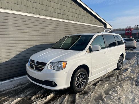 Used 2017 Dodge Grand Caravan SXT image 7