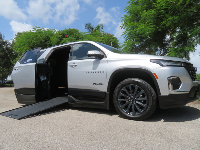 Used 2022 Chevrolet Traverse FWD RS image 1