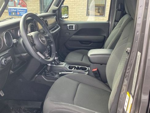 Used 2018 Jeep Wrangler Unlimited Sport image 15