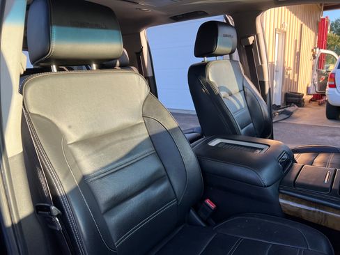 Used 2017 GMC Yukon XL Denali image 22