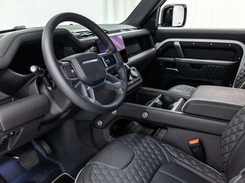 Used 2025 Land Rover Defender 110 X-Dynamic SE image 28