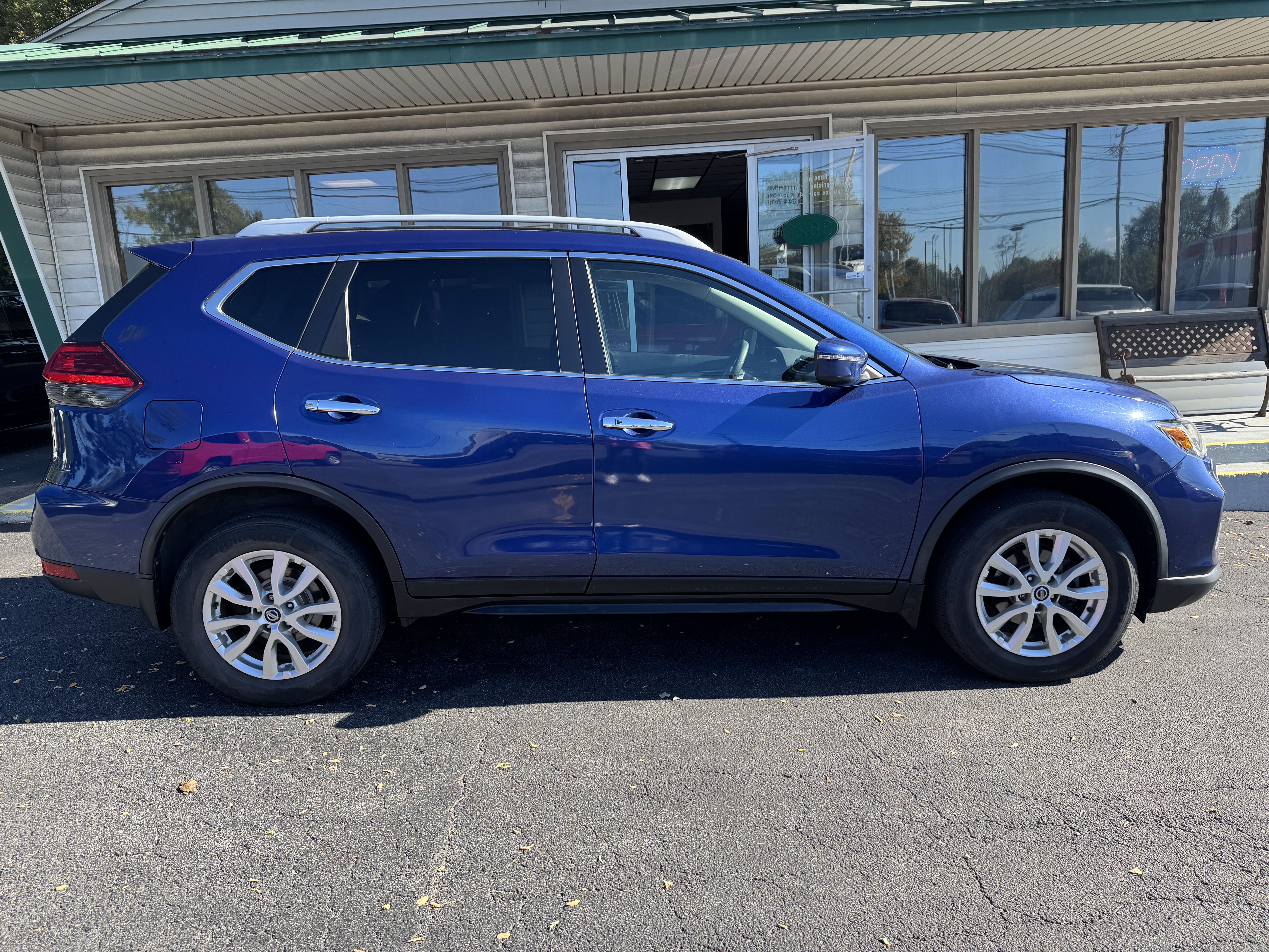 Used 2017 Nissan Rogue AWD SV image 1