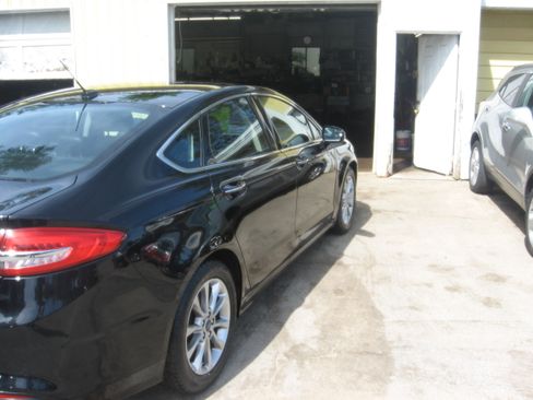 Used 2017 Ford Fusion SE FWD image 4