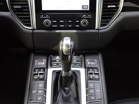 Used 2018 Porsche Macan Sport Edition image 19