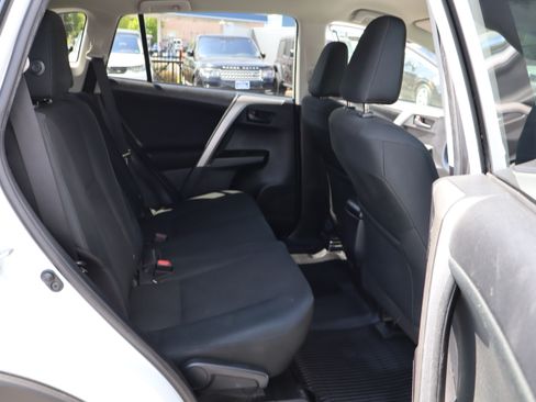 Used 2018 Toyota RAV4 LE FWD image 14