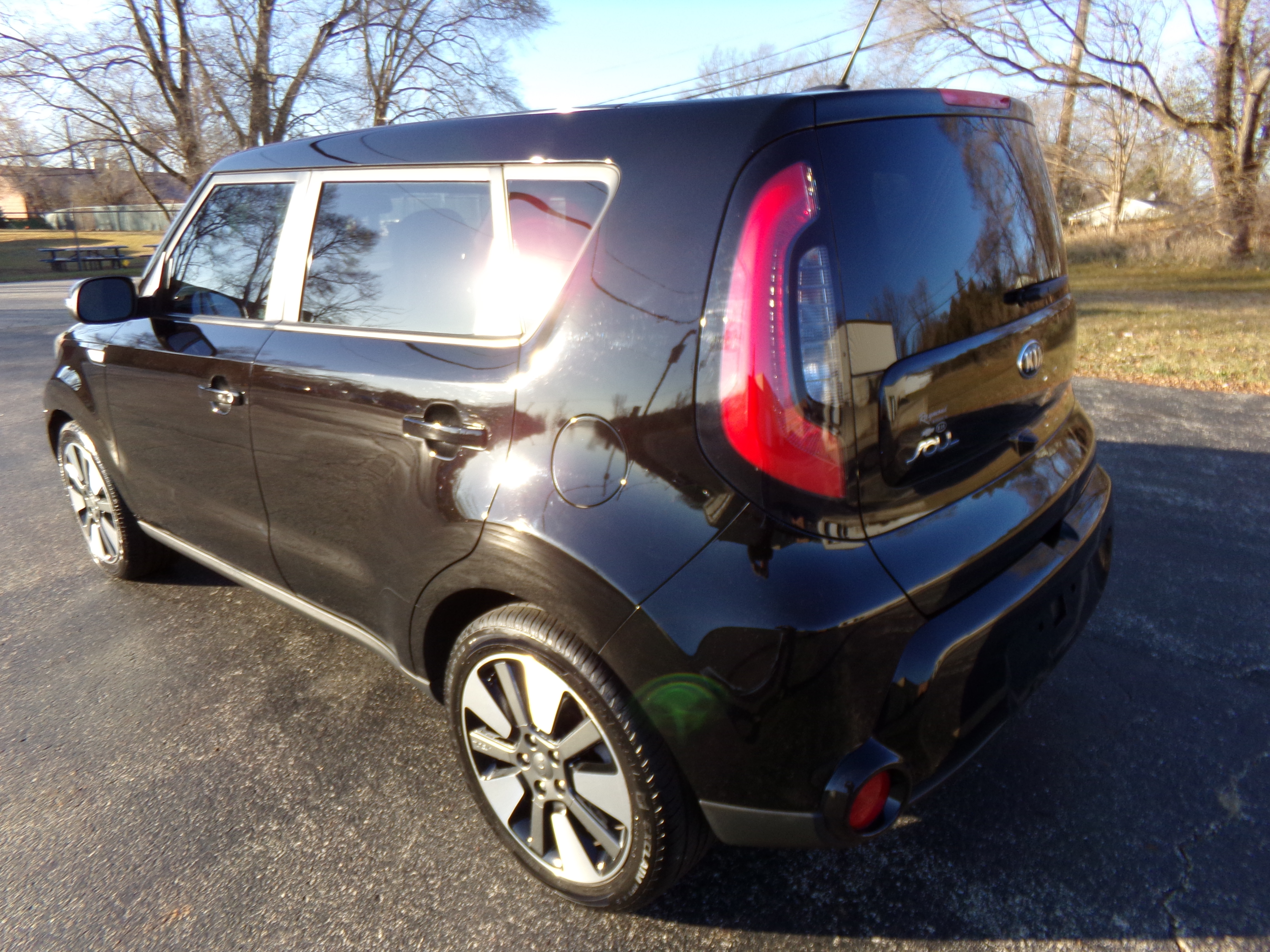 Used 2014 Kia Soul ! w/ SUN & SOUND PACKAGE FWD image 3