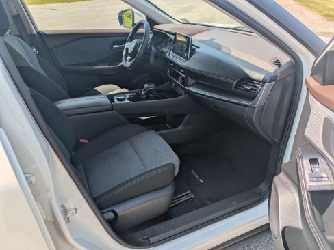 Used 2023 Nissan Rogue SV image 9