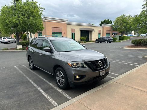 Used 2017 Nissan Pathfinder SV image 1