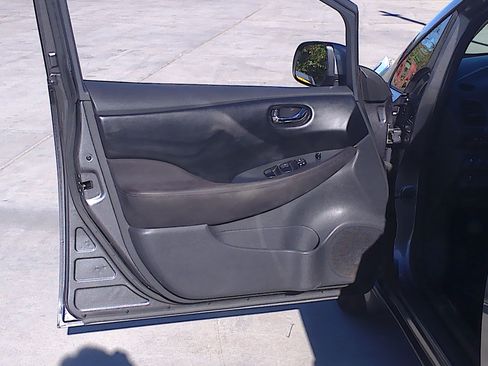 Used 2014 Nissan Leaf S FWD image 9