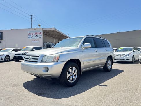 Used 2005 Toyota Highlander 2WD V6 w/ 3rd Row image 3