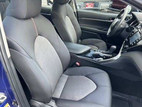 Used 2018 Toyota Camry LE image 9