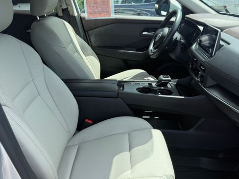 Used 2023 Nissan Rogue FWD SV image 18