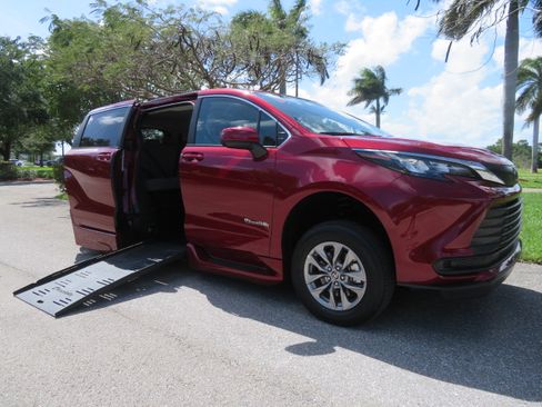 Used 2026 Toyota Sienna LE FWD image 2