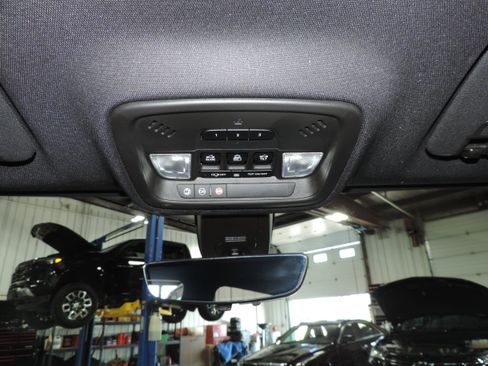 Used 2023 Chevrolet Traverse Premier image 42