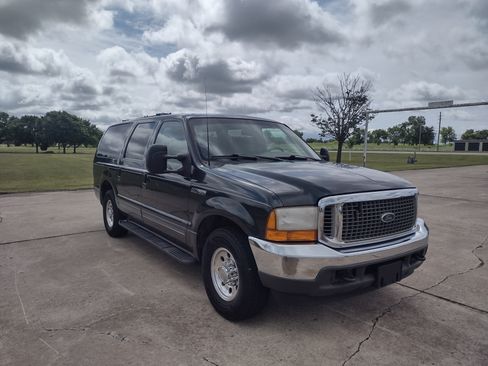 Used 2001 Ford Excursion XLT image 3