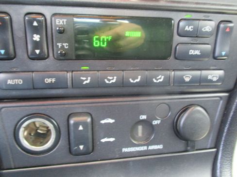 Used 2005 Ford Thunderbird 50th Anniversary RWD image 33