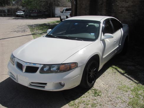 Used 2002 Pontiac Bonneville SE image 2