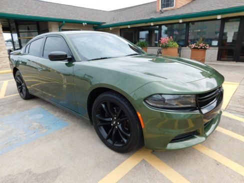 Used 2018 Dodge Charger SXT RWD image 2