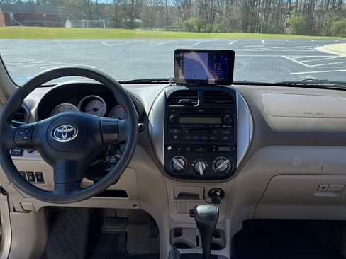 Used 2004 Toyota RAV4 image 14