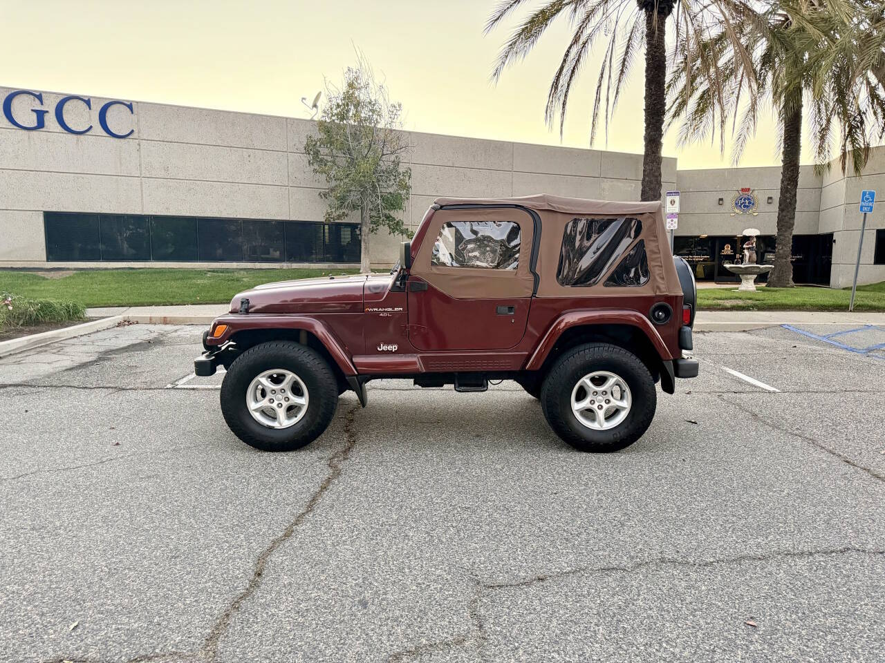 Used 2001 Jeep Wrangler 4WD Sahara image 2