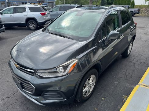Used 2017 Chevrolet Trax AWD LT w/ 1LT image 3