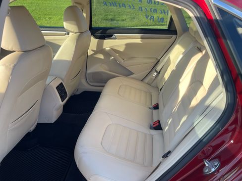 Used 2018 Volkswagen Passat 2.0T SEL Premium image 8