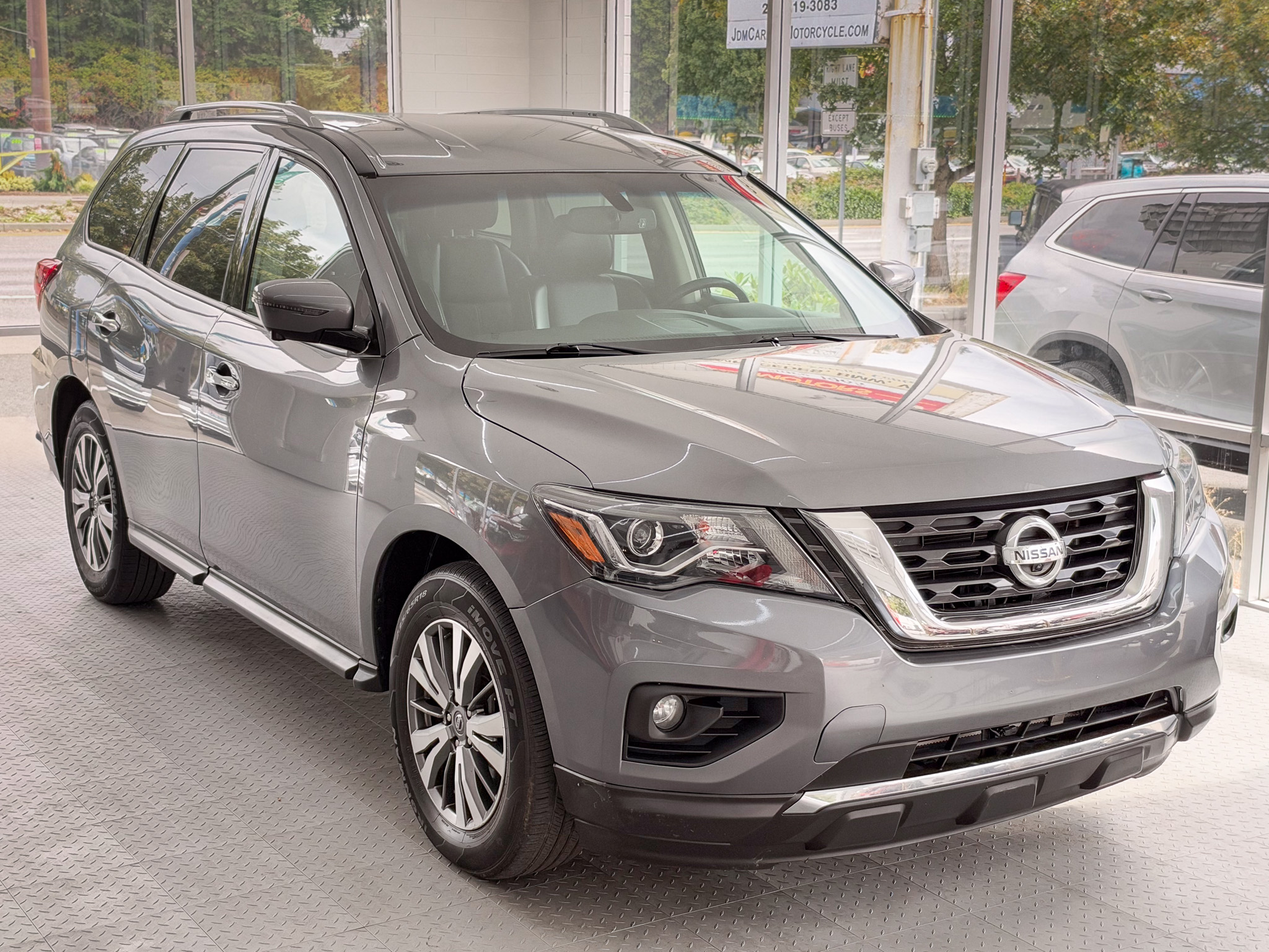 Used 2019 Nissan Pathfinder FWD image 1