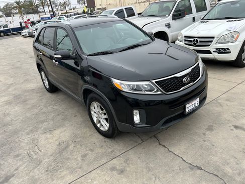 Used 2014 Kia Sorento LX image 2