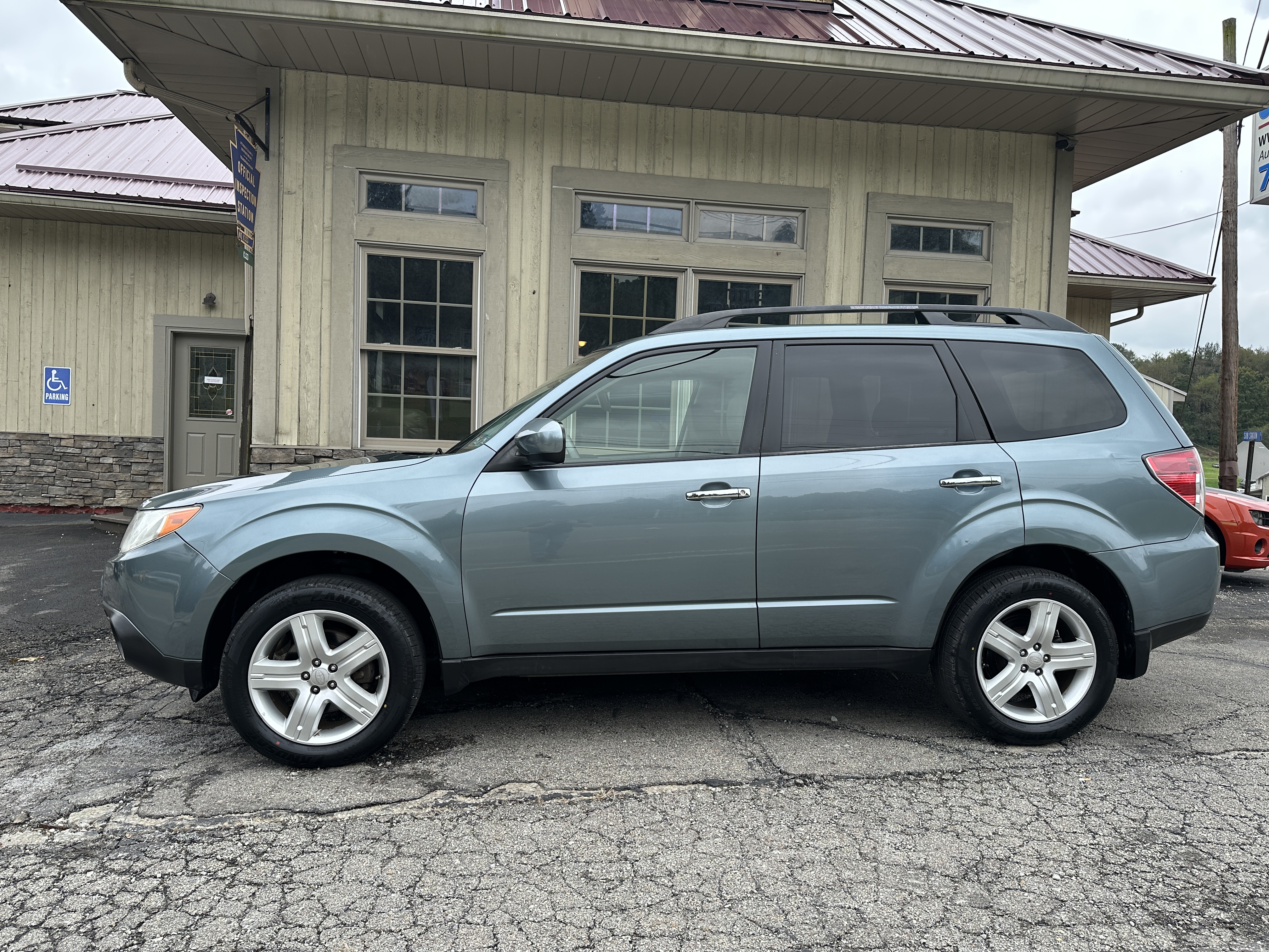 Used 2010 Subaru Forester 2.5X Limited AWD/4WD image 2