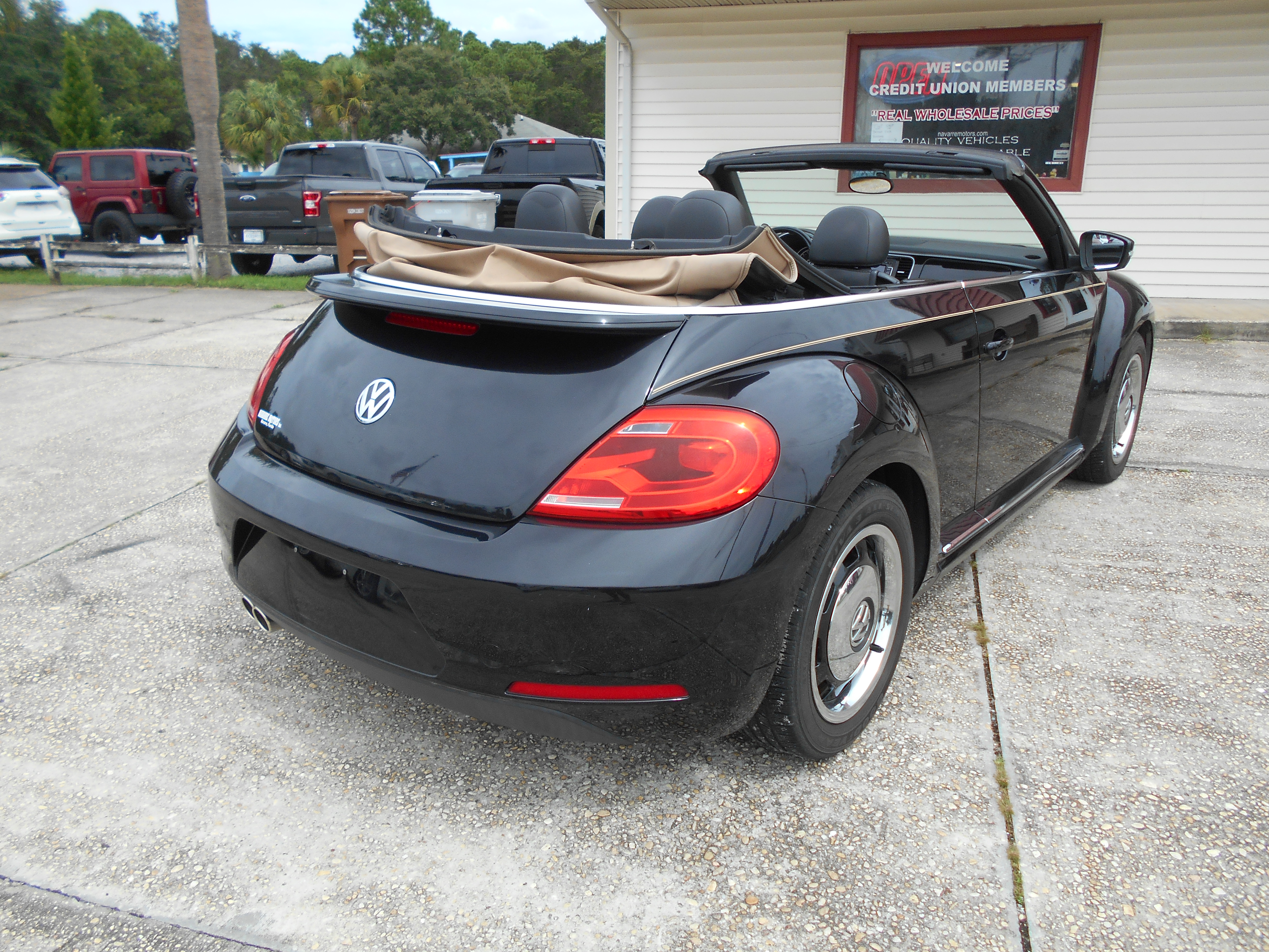 Used 2013 Volkswagen Beetle 2.5 Convertible FWD image 5