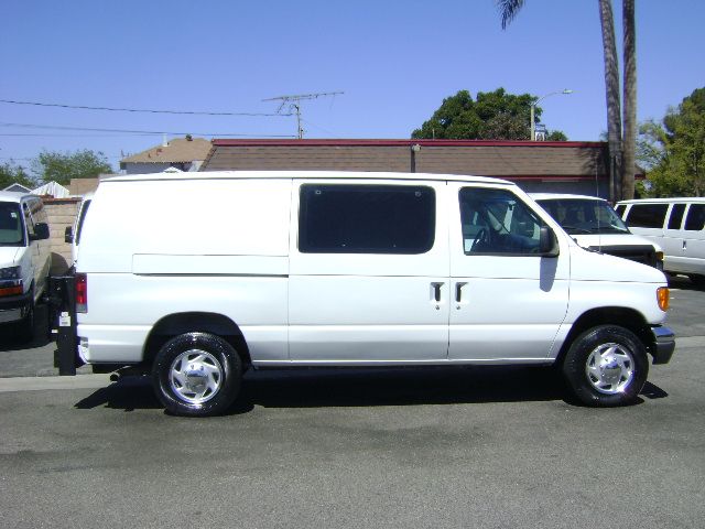 Used 2005 Ford E-250 and Econoline 250 UNAVAIL RWD image 2
