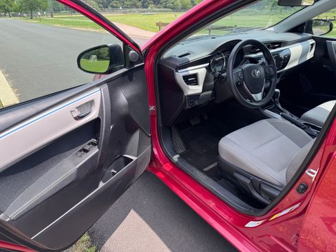 Used 2015 Toyota Corolla LE image 2