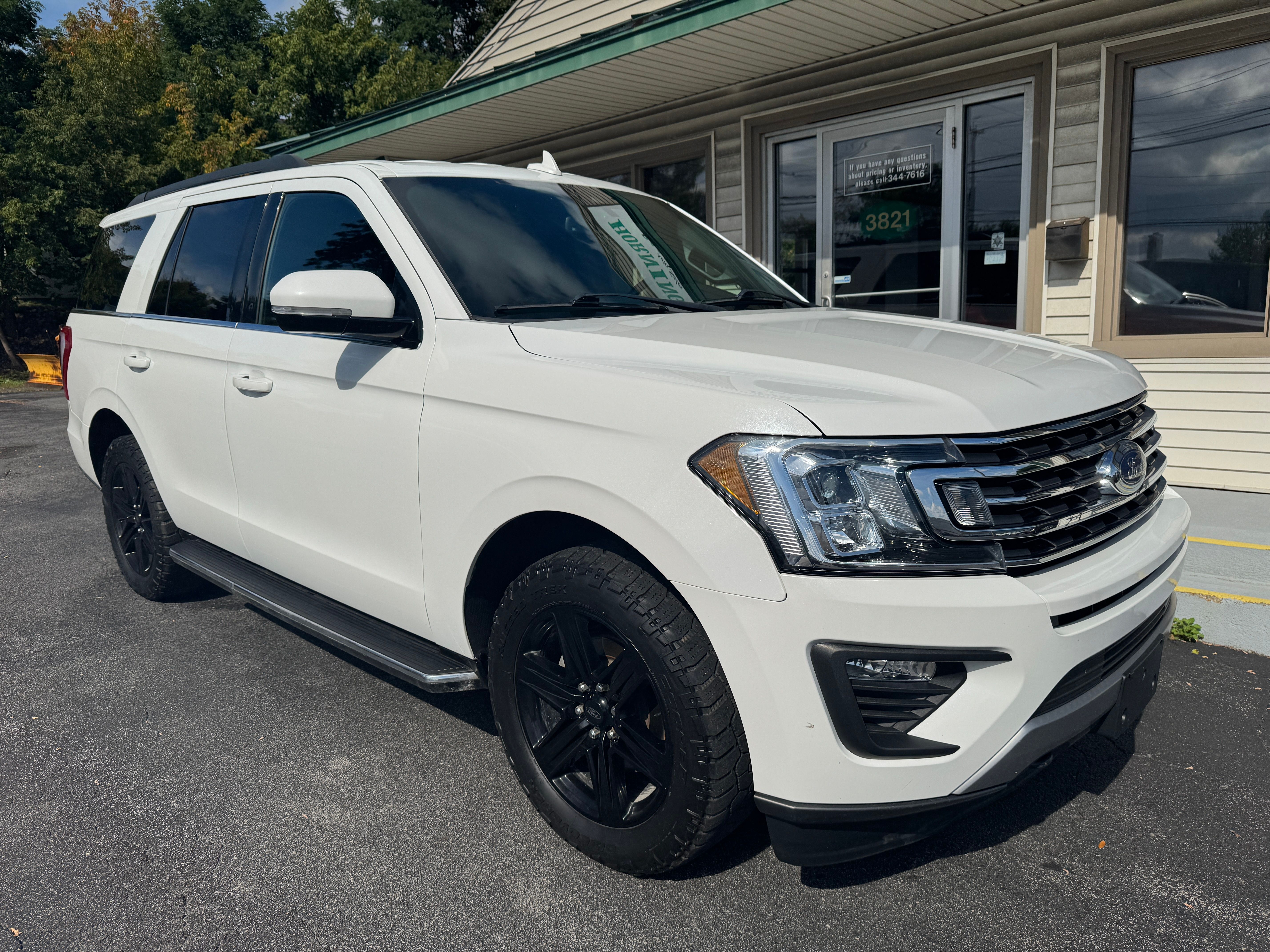 Used 2021 Ford Expedition 4WD XLT image 2