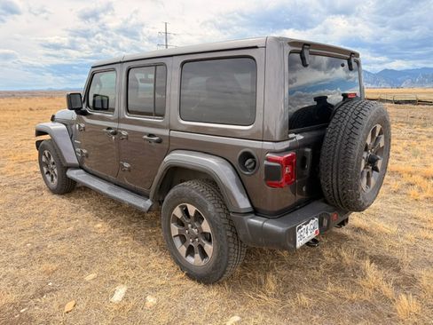 Used 2018 Jeep Wrangler 4WD Unlimited Sahara image 3