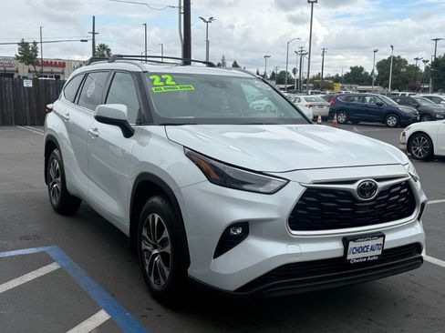Used 2022 Toyota Highlander XLE image 1
