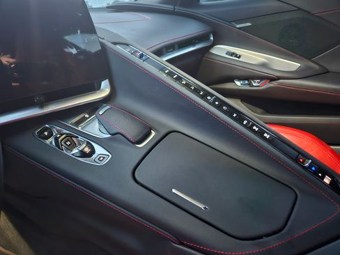 Used 2025 Chevrolet Corvette w/1LT image 18