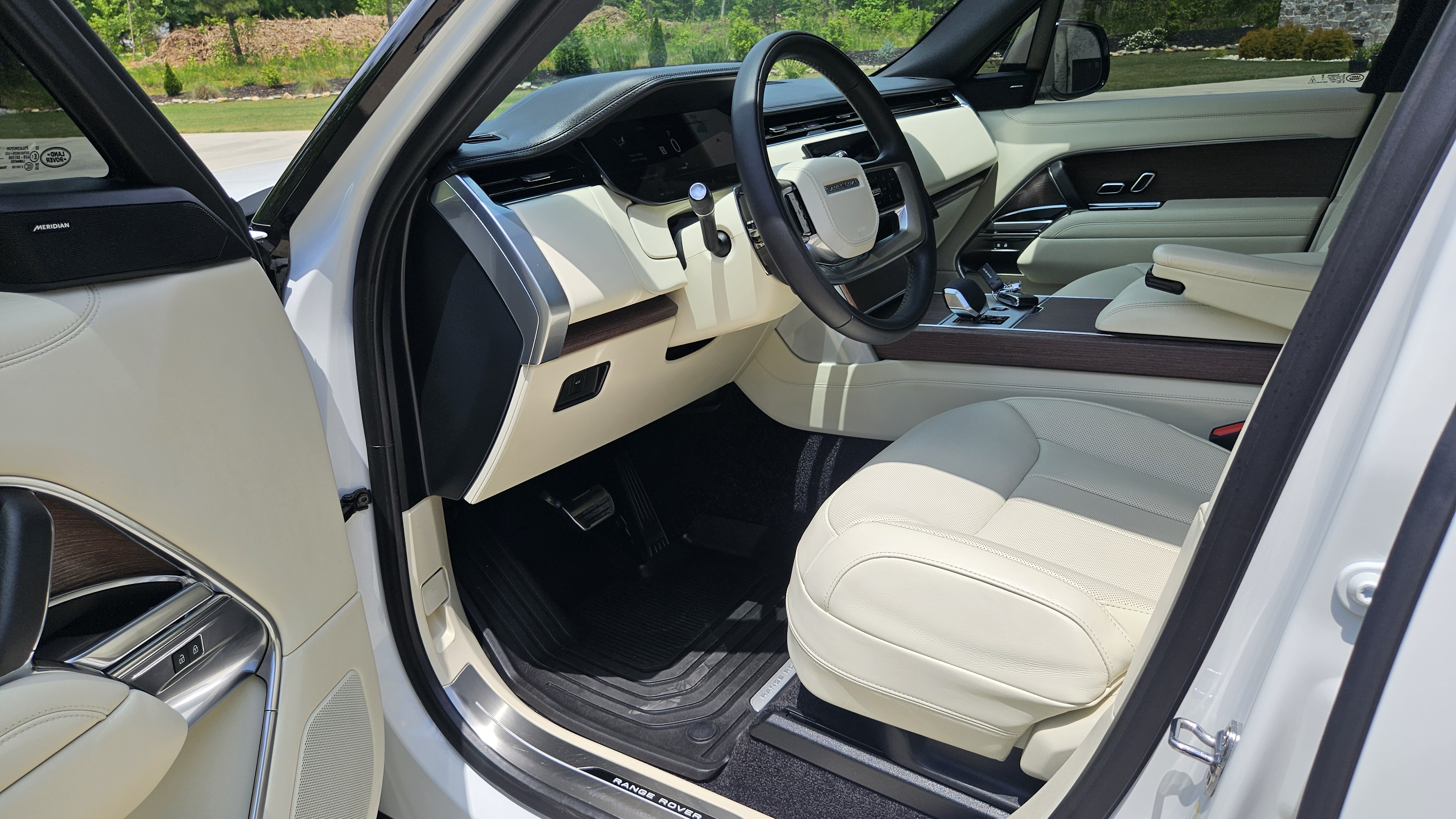 Used 2025 Land Rover Range Rover Long Wheelbase SE AWD/4WD image 9