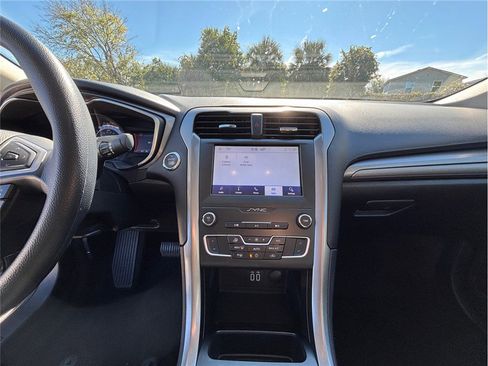 Used 2020 Ford Fusion SE image 11