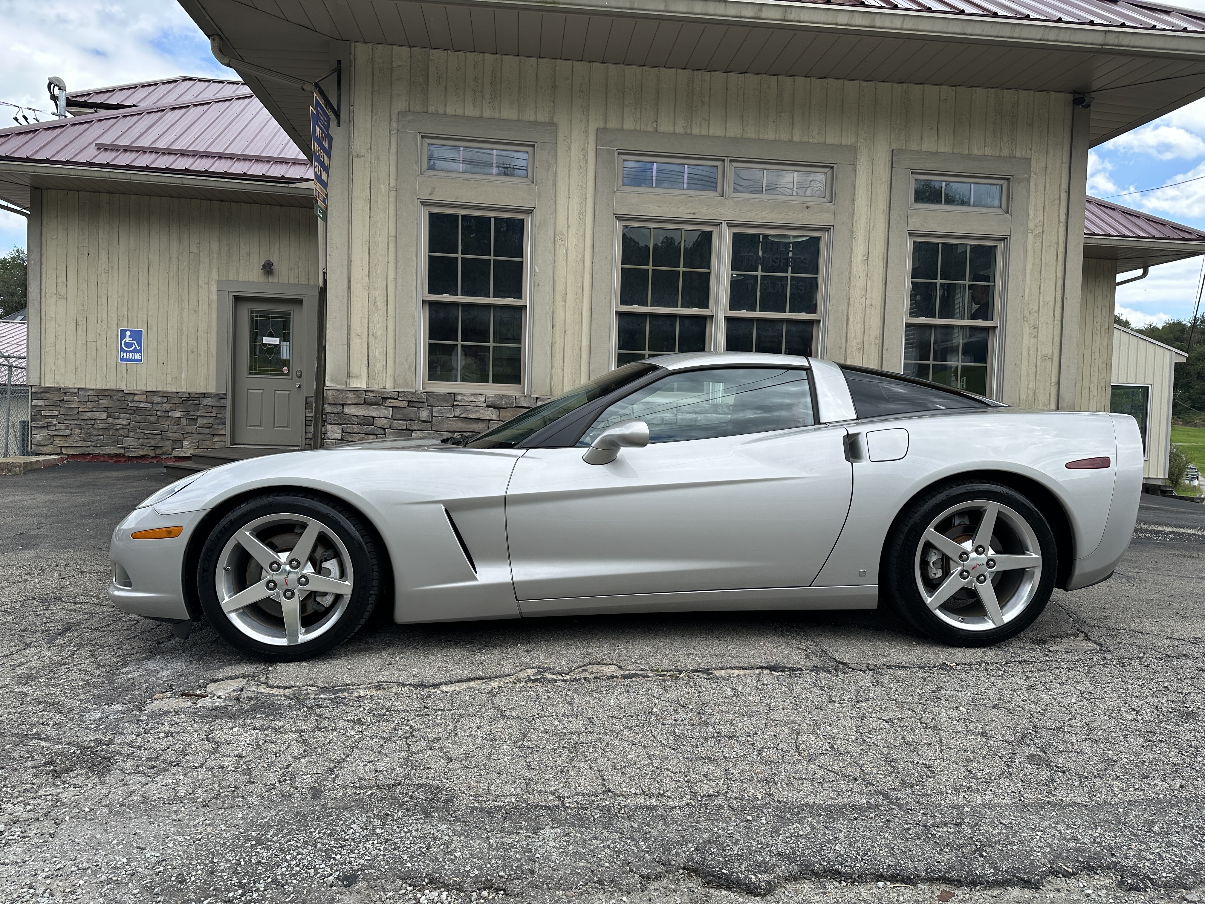 Used 2007 Chevrolet Corvette Coupe RWD image 2