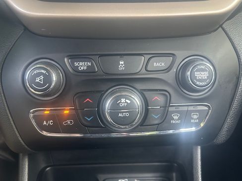 Used 2018 Jeep Cherokee FWD Limited image 17
