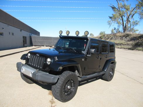 Used 2010 Jeep Wrangler Unlimited Sahara image 2