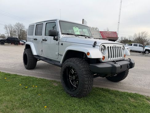 Used 2012 Jeep Wrangler Unlimited Sahara AWD/4WD image 7