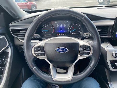 Used 2022 Ford Explorer XLT image 12