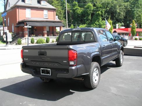 Used 2018 Toyota Tacoma 4x4 Double Cab SR image 3