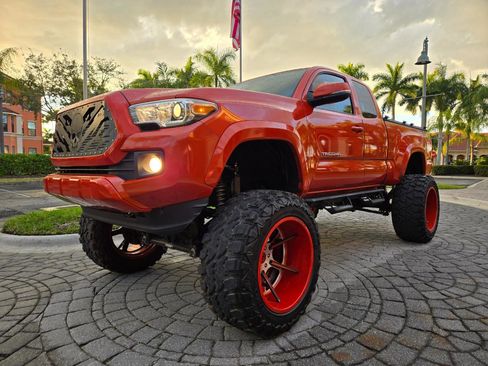 Used 2017 Toyota Tacoma TRD Sport image 4